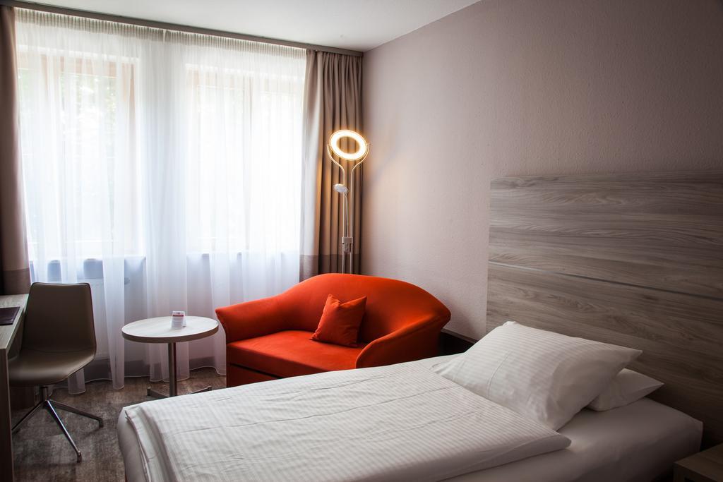Hotel Kastanienhof Ердинг Стая снимка