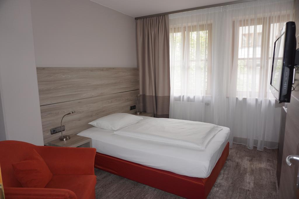 Hotel Kastanienhof Ердинг Екстериор снимка