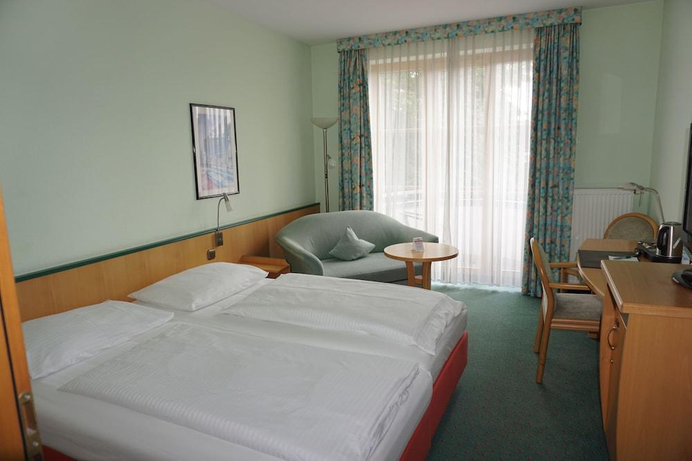 Hotel Kastanienhof Ердинг Екстериор снимка